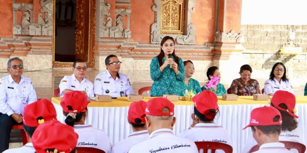 Sekretaris 1 TP Posyandu Kota Denpasar, Ny. Ayu Kristi Arya Wibawa, secara resmi menutup kegiatan Posyandu Paripurna dan Posyandu 6 SPM bagi Ibu Hamil, Balita, dan Lansia yang dilaksanakan oleh Tim Penggerak PKK Kota Denpasar melalui DPMD Kota Denpasar, bertempat di Banjar Tangguntiti, Kelurahan Tonja, Kecamatan Denpasar Utara, Rabu (22/4).