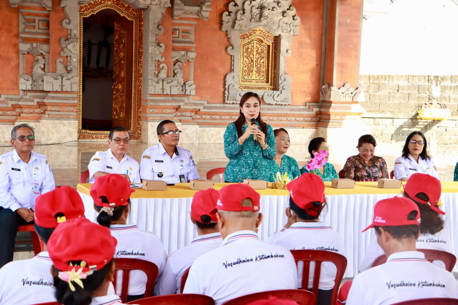 Sekretaris 1 TP Posyandu Kota Denpasar, Ny. Ayu Kristi Arya Wibawa, secara resmi menutup kegiatan Posyandu Paripurna dan Posyandu 6 SPM bagi Ibu Hamil, Balita, dan Lansia yang dilaksanakan oleh Tim Penggerak PKK Kota Denpasar melalui DPMD Kota Denpasar, bertempat di Banjar Tangguntiti, Kelurahan Tonja, Kecamatan Denpasar Utara, Rabu (22/4).