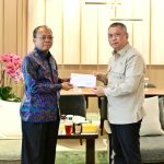 Gubernur Bali Wayan Koster (kiri) Menteri Perhubungan Dudy Purwagandhi.