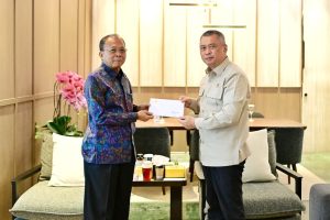 Gubernur Bali Wayan Koster (kiri) Menteri Perhubungan Dudy Purwagandhi.