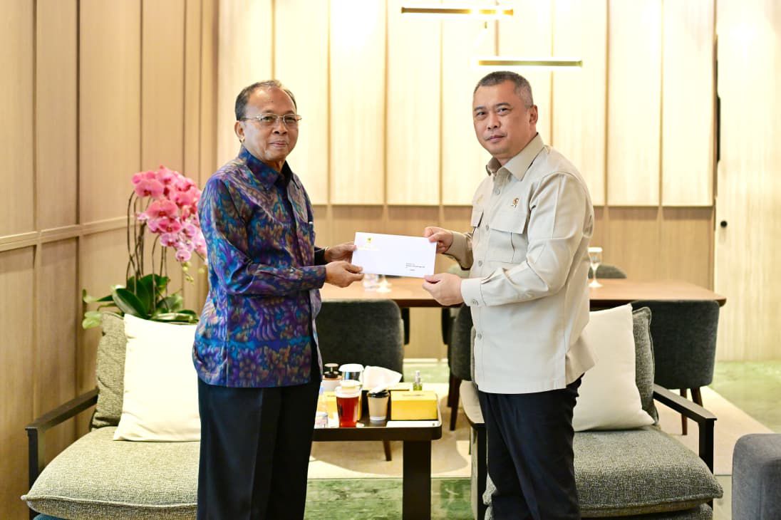 Gubernur Bali Wayan Koster (kiri) Menteri Perhubungan Dudy Purwagandhi.