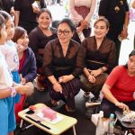 Bunda PAUD Kota Denpasar Ny. Antari Jaya Negara menghadiri sekaligus meninjau lomba kreativitas anak dan pendidikan PAUD Kota Denpasar dalam rangka Gebyar PAUD Kota Denpasar 2026 yang diikuti gugus PAUD se-Kota Denpasar, di panggung selatan Lapangan Lumintang Denpasar, Kamis (23/4).