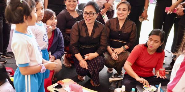 Bunda PAUD Kota Denpasar Ny. Antari Jaya Negara menghadiri sekaligus meninjau lomba kreativitas anak dan pendidikan PAUD Kota Denpasar dalam rangka Gebyar PAUD Kota Denpasar 2026 yang diikuti gugus PAUD se-Kota Denpasar, di panggung selatan Lapangan Lumintang Denpasar, Kamis (23/4).