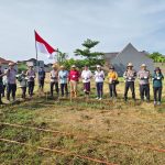 Kegiatan pemanfaatan lahan bera di Subak Intaran Barat yang berlangsung pada Kamis (23/4).