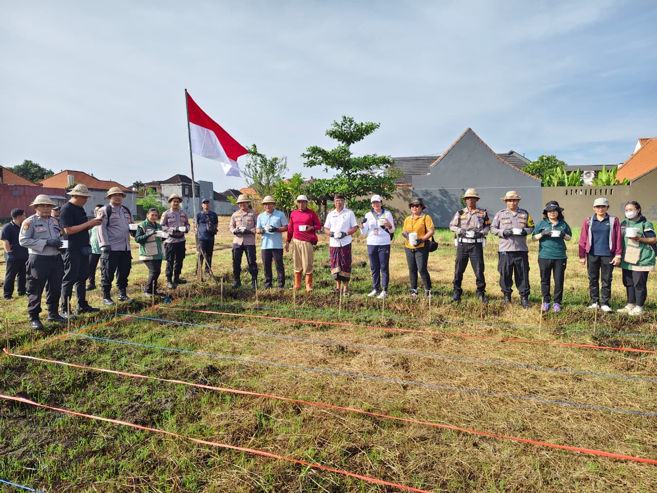 Kegiatan pemanfaatan lahan bera di Subak Intaran Barat yang berlangsung pada Kamis (23/4).