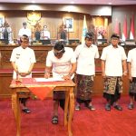 Ketua DPRD Badung I Gusti Anom Gumanti saat menandatangani berita acara terkait Rekomendasi Dewan terhadap LKPJ Bupati Badung Tahun 2025.