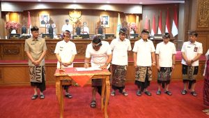 Ketua DPRD Badung I Gusti Anom Gumanti saat menandatangani berita acara terkait Rekomendasi Dewan terhadap LKPJ Bupati Badung Tahun 2025.