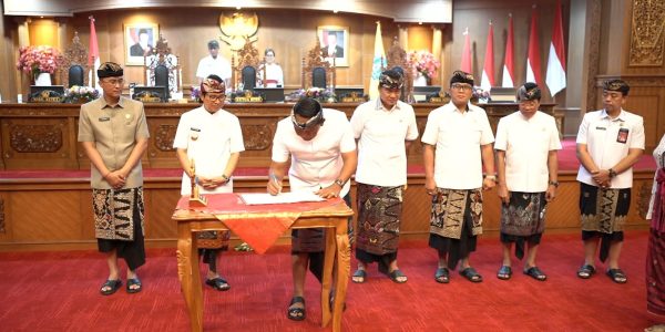 Ketua DPRD Badung I Gusti Anom Gumanti saat menandatangani berita acara terkait Rekomendasi Dewan terhadap LKPJ Bupati Badung Tahun 2025.