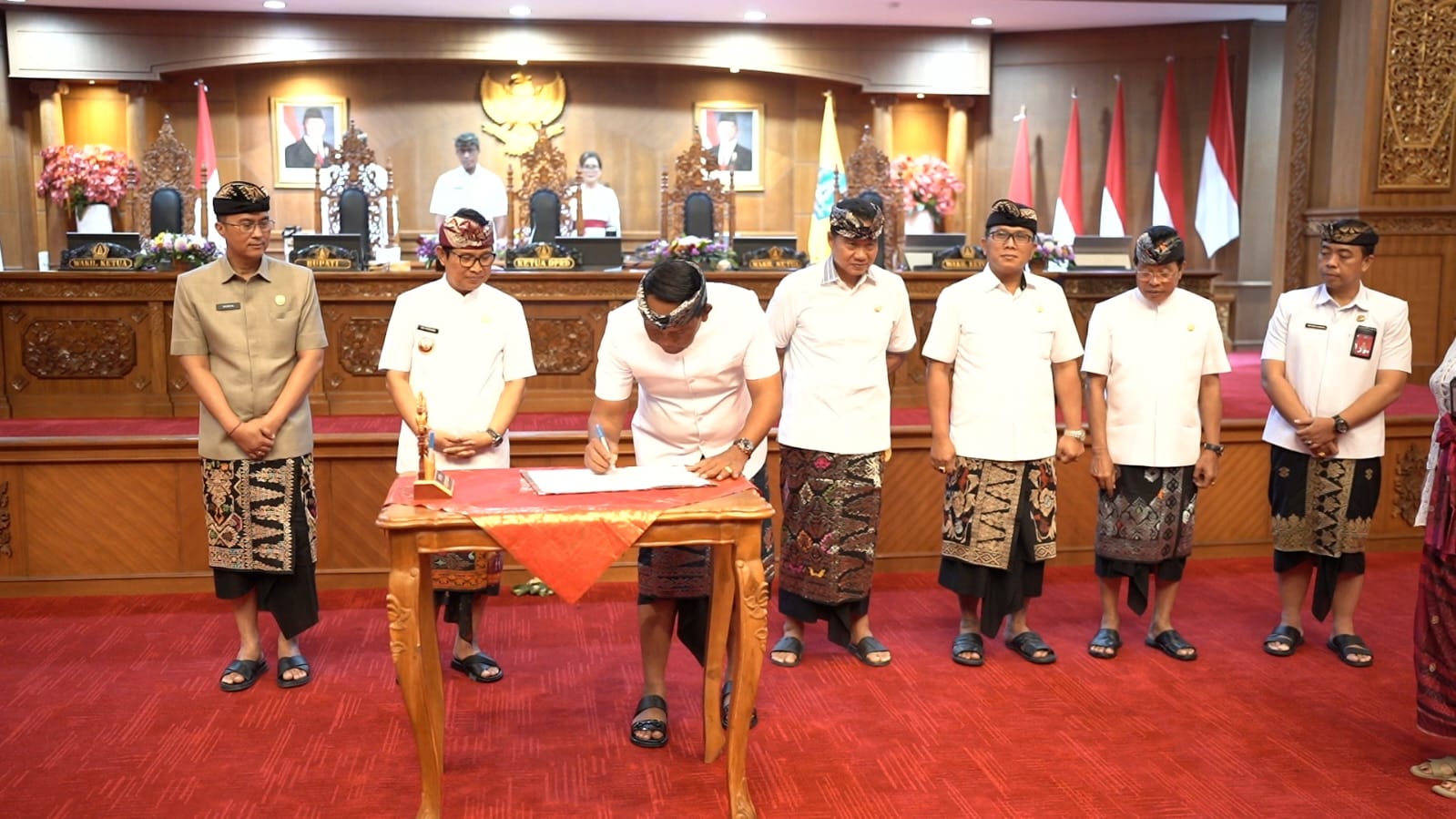Ketua DPRD Badung I Gusti Anom Gumanti saat menandatangani berita acara terkait Rekomendasi Dewan terhadap LKPJ Bupati Badung Tahun 2025.