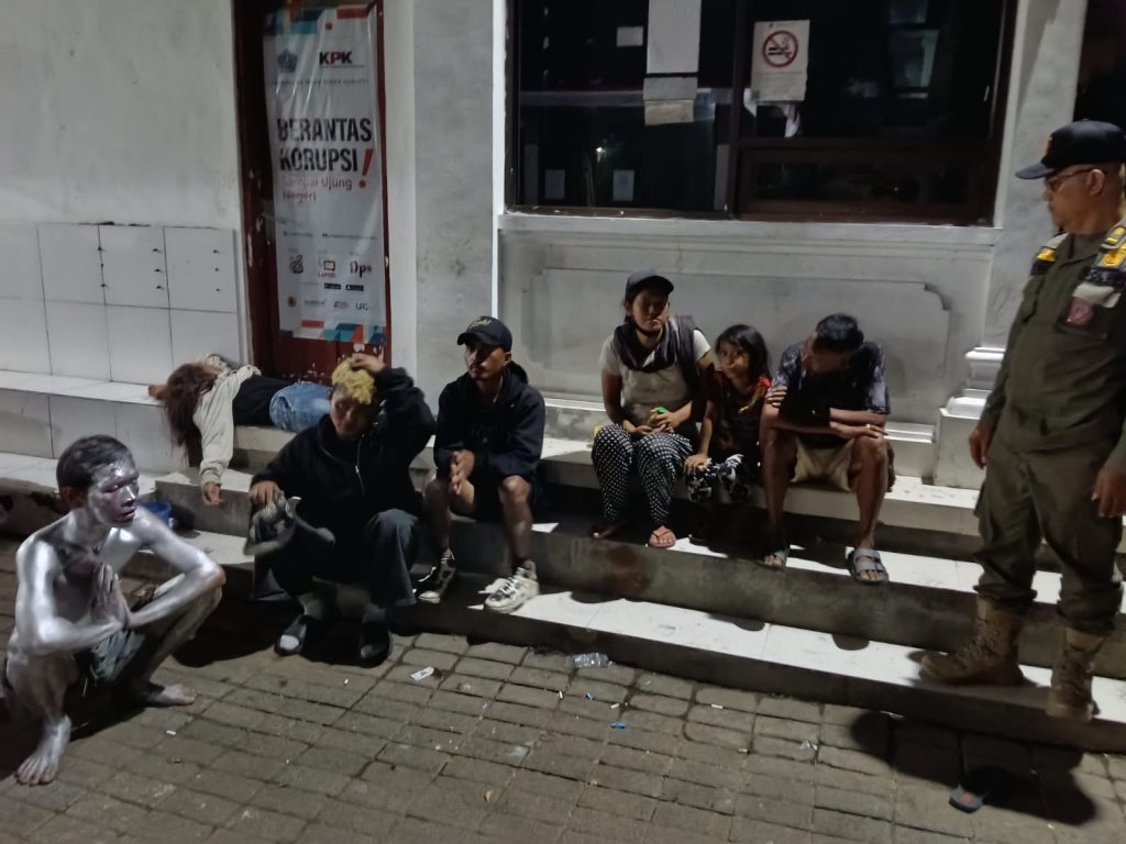 Satpol PP Denpasar menertibkan 20 gepeng di sejumlah traffic light saat razia malam, Kamis (23/4).