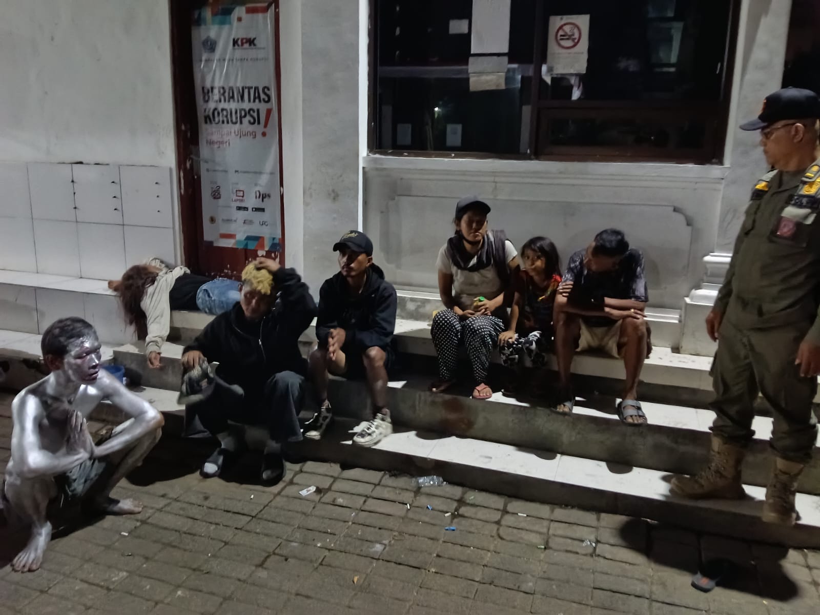 Satpol PP Denpasar menertibkan 20 gepeng di sejumlah traffic light saat razia malam, Kamis (23/4).