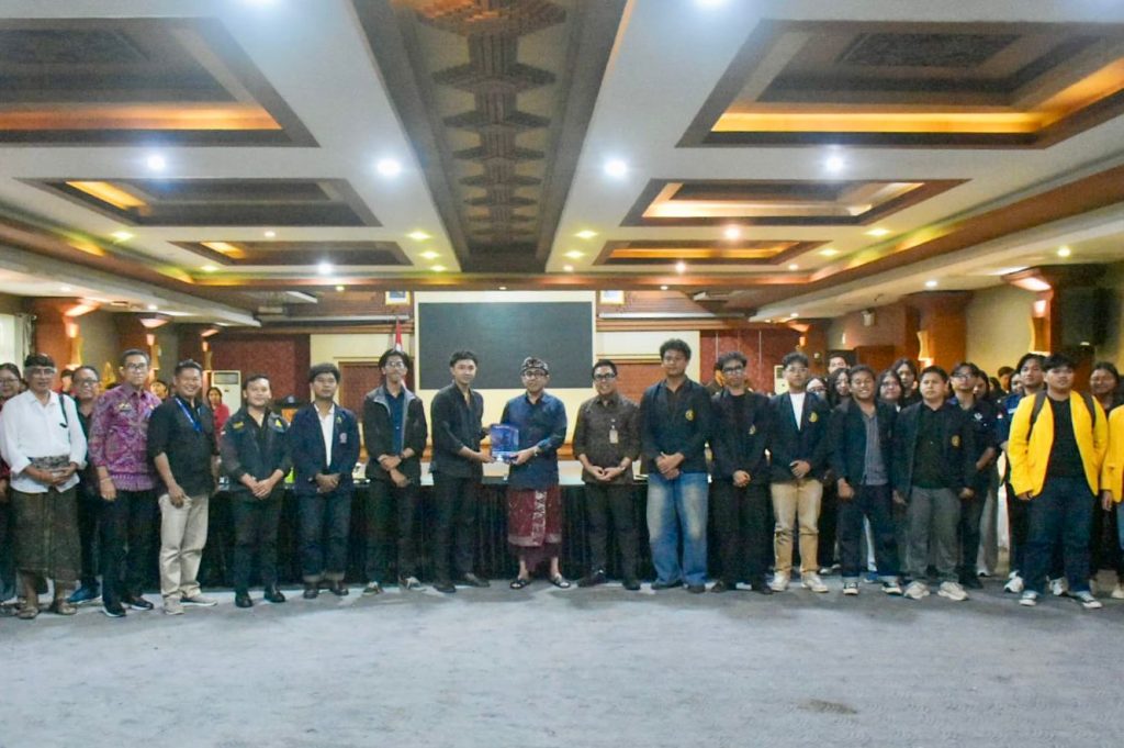 Wali Kota Denpasar, I Gusti Ngurah Jaya Negara bersama Wakil Wali Kota Denpasar, I Kadek Agus Arya Wibawa saat menerima aspirasi Badan Eksekutif Mahasiswa (BEM) Perguruan Tinggi se-Kota Denpasar dalam acara bertajuk Dengar Mahasiswa di Graha Sewakadarma Kota Denpasar, Jumat (24/4).