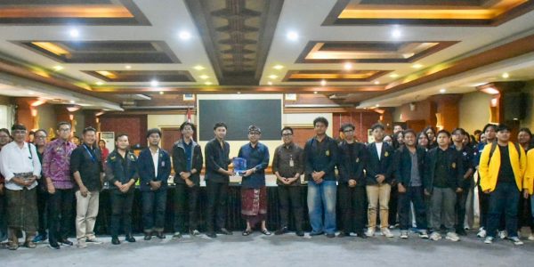 Wali Kota Denpasar, I Gusti Ngurah Jaya Negara bersama Wakil Wali Kota Denpasar, I Kadek Agus Arya Wibawa saat menerima aspirasi Badan Eksekutif Mahasiswa (BEM) Perguruan Tinggi se-Kota Denpasar dalam acara bertajuk Dengar Mahasiswa di Graha Sewakadarma Kota Denpasar, Jumat (24/4).