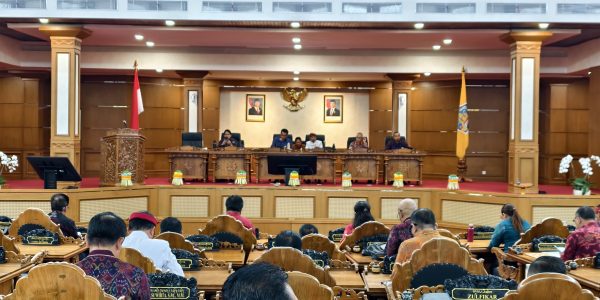 Rapat Paripurna DPRD Provinsi Bali, Jumat (24/4).