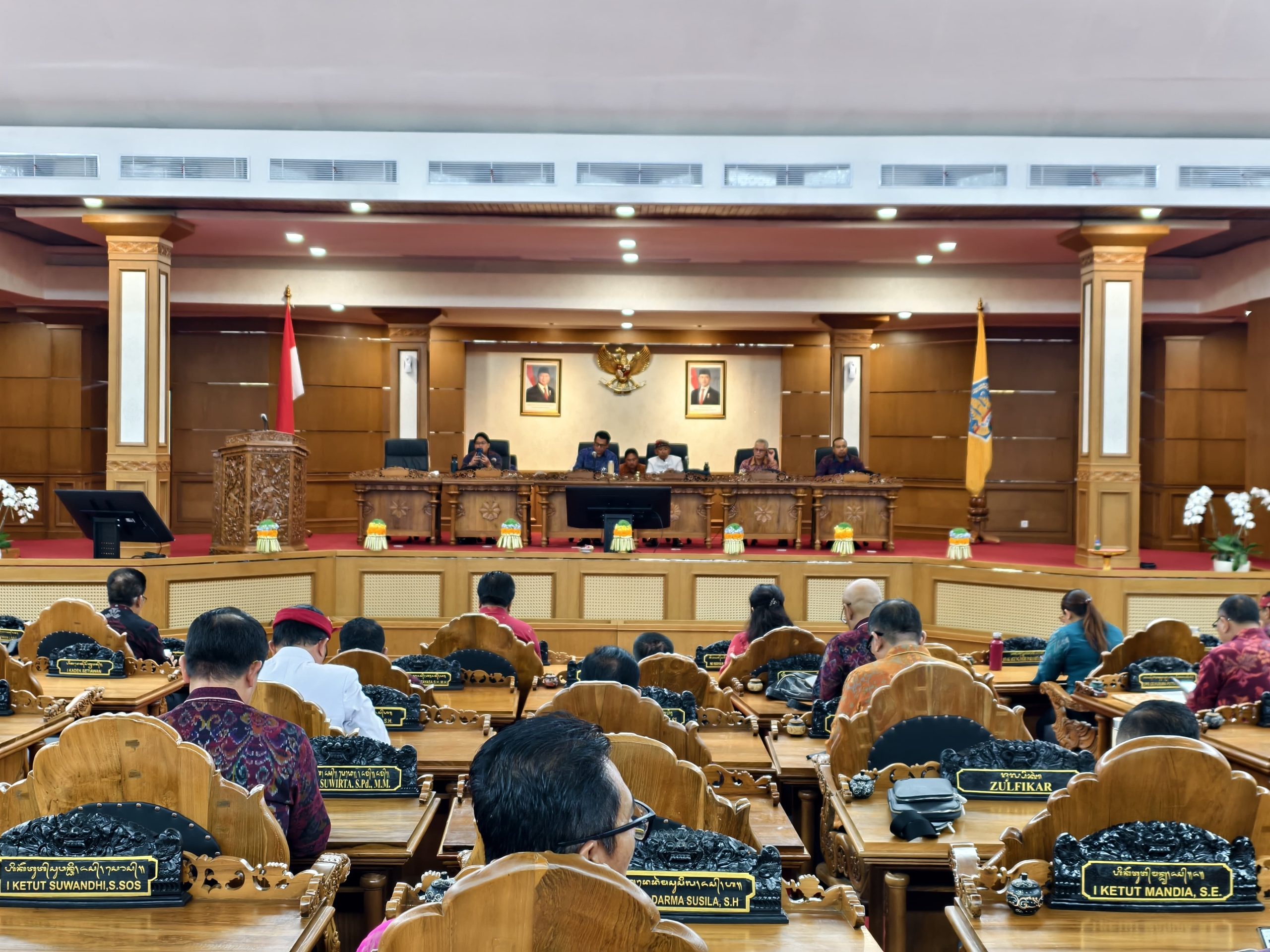 Rapat Paripurna DPRD Provinsi Bali, Jumat (24/4).