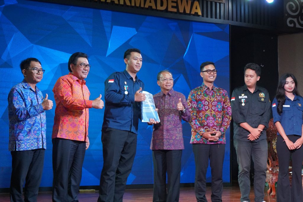 Gubernur Bali Wayan Koster (tengah) bersama Rektor, Ketua Yayasan dan BEM Universitas Warmadewa saat Dialog Publik BEM Unwar, Jumat (24/4).