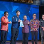 Gubernur Bali Wayan Koster (tengah) bersama Rektor, Ketua Yayasan dan BEM Universitas Warmadewa saat Dialog Publik BEM Unwar, Jumat (24/4).