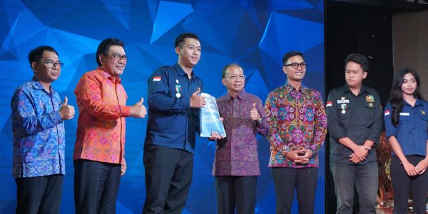 Gubernur Bali Wayan Koster (tengah) bersama Rektor, Ketua Yayasan dan BEM Universitas Warmadewa saat Dialog Publik BEM Unwar, Jumat (24/4).