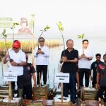 Wali Kota Denpasar, I Gusti Ngurah Jaya Negara bersama Kepala Kejaksaan Tinggi (Kajati) Bali, Dr. Chatarina Muliana, Gubernur Bali, Wayan Koster dan Bupati Badung I Wayan Adi Arnawa mengikuti aksi penanaman mangrove dan pelepasan burung di kawasan Taman Hutan Raya Ngurah Rai, Sabtu (25/4).