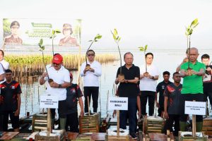 Wali Kota Denpasar, I Gusti Ngurah Jaya Negara bersama Kepala Kejaksaan Tinggi (Kajati) Bali, Dr. Chatarina Muliana, Gubernur Bali, Wayan Koster dan Bupati Badung I Wayan Adi Arnawa mengikuti aksi penanaman mangrove dan pelepasan burung di kawasan Taman Hutan Raya Ngurah Rai, Sabtu (25/4).
