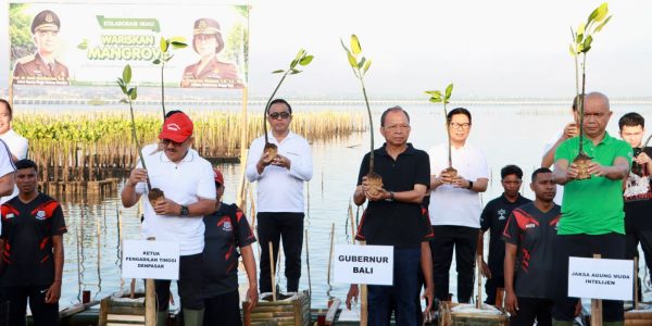 Wali Kota Denpasar, I Gusti Ngurah Jaya Negara bersama Kepala Kejaksaan Tinggi (Kajati) Bali, Dr. Chatarina Muliana, Gubernur Bali, Wayan Koster dan Bupati Badung I Wayan Adi Arnawa mengikuti aksi penanaman mangrove dan pelepasan burung di kawasan Taman Hutan Raya Ngurah Rai, Sabtu (25/4).