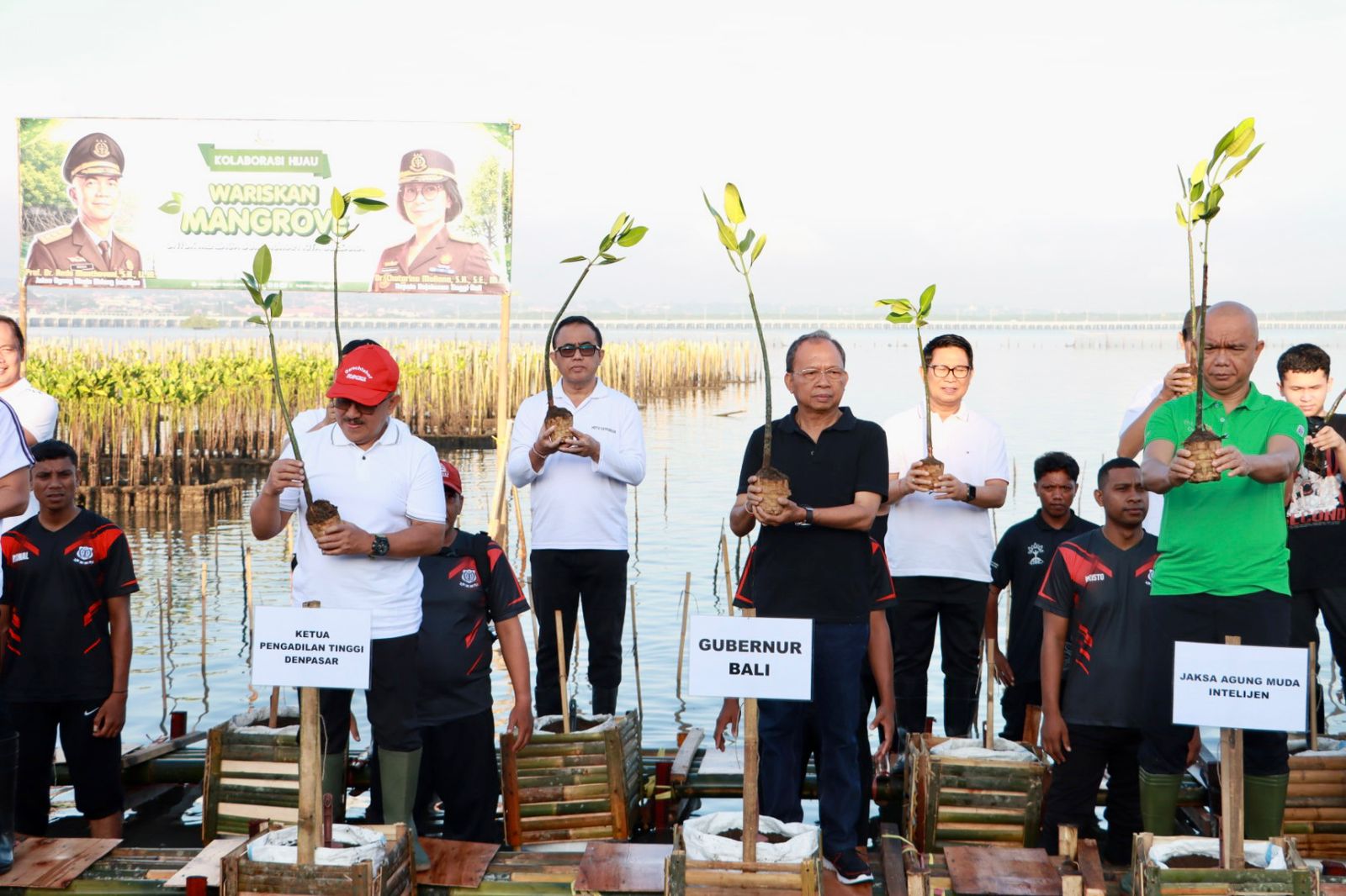 Wali Kota Denpasar, I Gusti Ngurah Jaya Negara bersama Kepala Kejaksaan Tinggi (Kajati) Bali, Dr. Chatarina Muliana, Gubernur Bali, Wayan Koster dan Bupati Badung I Wayan Adi Arnawa mengikuti aksi penanaman mangrove dan pelepasan burung di kawasan Taman Hutan Raya Ngurah Rai, Sabtu (25/4).