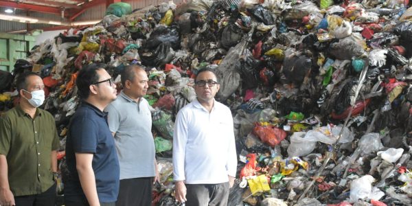 Wali Kota Denpasar, I Gusti Ngurah Jaya Negara didampingi Kadis DLHK Kota Denpasar, Ida Bagus Putra Wirabawa serta Camat Denpasar Selatan, Ida Bagus Made Purwanasara saat meninjau langsung proses instalasi dan pengolahan sampah di TPST Tahura 1 Denpasar, Sabtu (25/4).