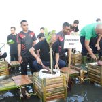 Gubernur Bali Wayan Koster menanam mangrove bersama Jaksa Agung Muda Bidang Intelijen Kejaksaan Agung RI, Reda Manthovani, Sabtu (25/4).