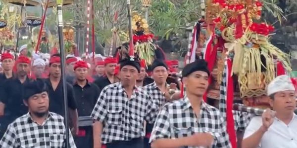 Iring-iringan Melasti Desa Angantelu-Gegelang.