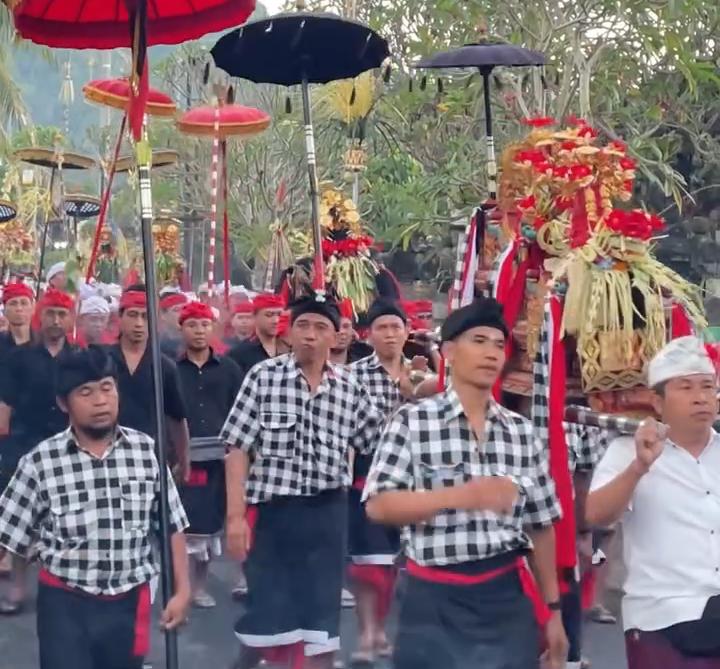 Iring-iringan Melasti Desa Angantelu-Gegelang.