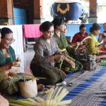 Wakil Ketua WHDI Kota Denpasar, Ny. Ayu Kristi Arya Wibawa dalam kesempatan pelatihan Banten Otonan Tumpeng Pitu di Balai Banjar Lingkungan Taman Sekar, Kelurahan Padangsambian, Minggu (26/4).