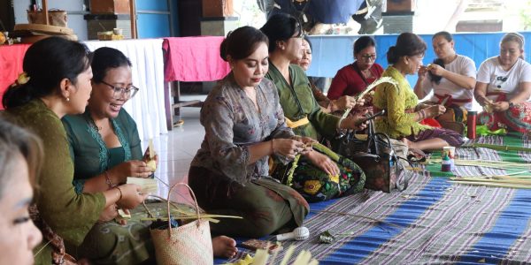 Wakil Ketua WHDI Kota Denpasar, Ny. Ayu Kristi Arya Wibawa dalam kesempatan pelatihan Banten Otonan Tumpeng Pitu di Balai Banjar Lingkungan Taman Sekar, Kelurahan Padangsambian, Minggu (26/4).