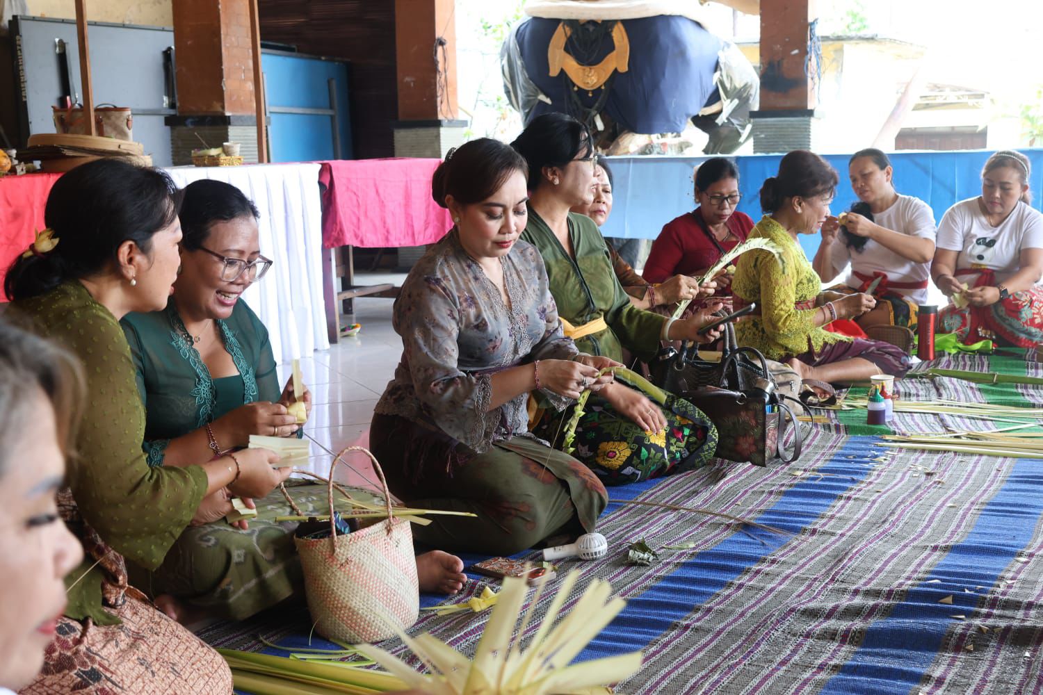 Wakil Ketua WHDI Kota Denpasar, Ny. Ayu Kristi Arya Wibawa dalam kesempatan pelatihan Banten Otonan Tumpeng Pitu di Balai Banjar Lingkungan Taman Sekar, Kelurahan Padangsambian, Minggu (26/4).