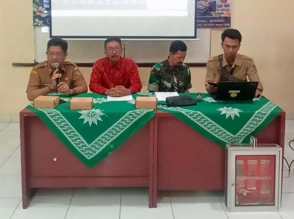 Kepala Badan Kesatuan Bangsa dan Politik Kota Denpasar, A.A. Ngurah Gede Darma Putra Atmadja saat memimpin Tim P4GN dan PN dalam sosialisasi mengenai bahaya Narkoba ke lingkungan Sekolah Menengah Pertama (SMP) yang ada di Denpasar, Senin (27/4).