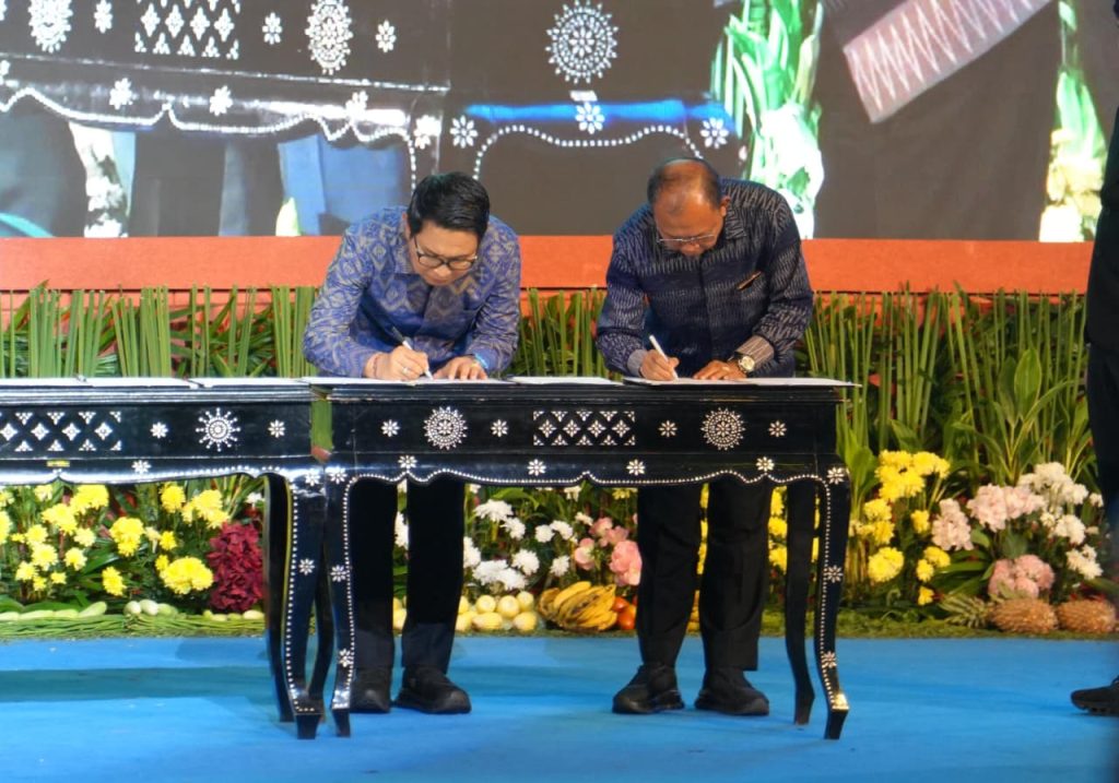 Gubernur Bali Wayan Koster (kanan) dan Bupati Badung I Wayan Adi Arnawa (kiri) saat teken MoU dengan Imipas.