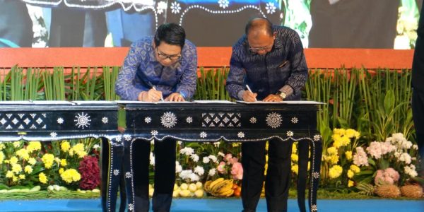 Gubernur Bali Wayan Koster (kanan) dan Bupati Badung I Wayan Adi Arnawa (kiri) saat teken MoU dengan Imipas.