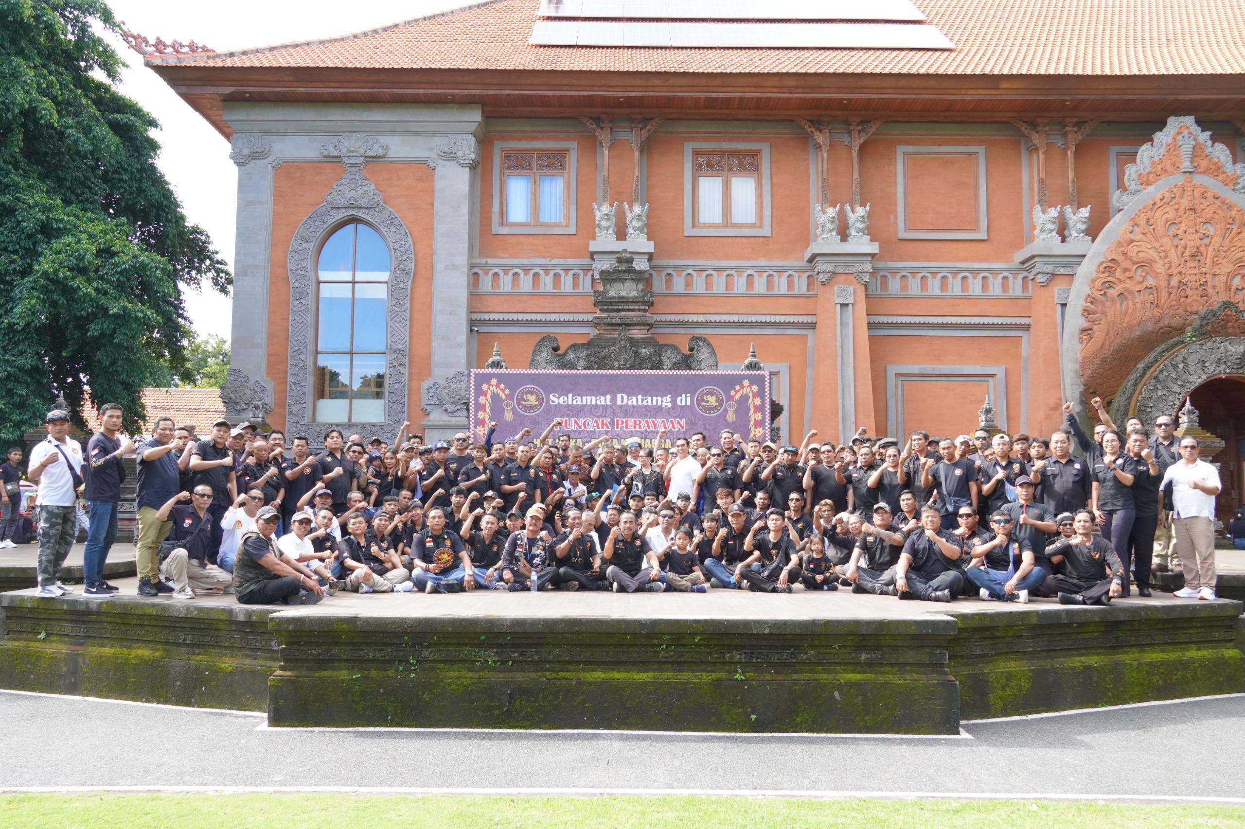 Keluarga Besar Suka Duka Buleleng Dogen (buldog) saat merayakan HUT ke 13, Senin (27/4).