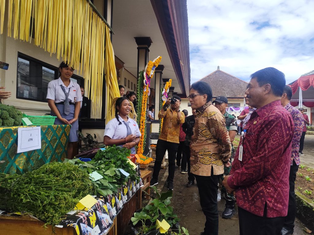 Wagub Giri Prasta meninjau stan bazar karya siswa SMKN 1 Petang.