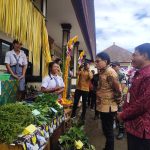 Wagub Giri Prasta meninjau stan bazar karya siswa SMKN 1 Petang.