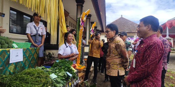 Wagub Giri Prasta meninjau stan bazar karya siswa SMKN 1 Petang.