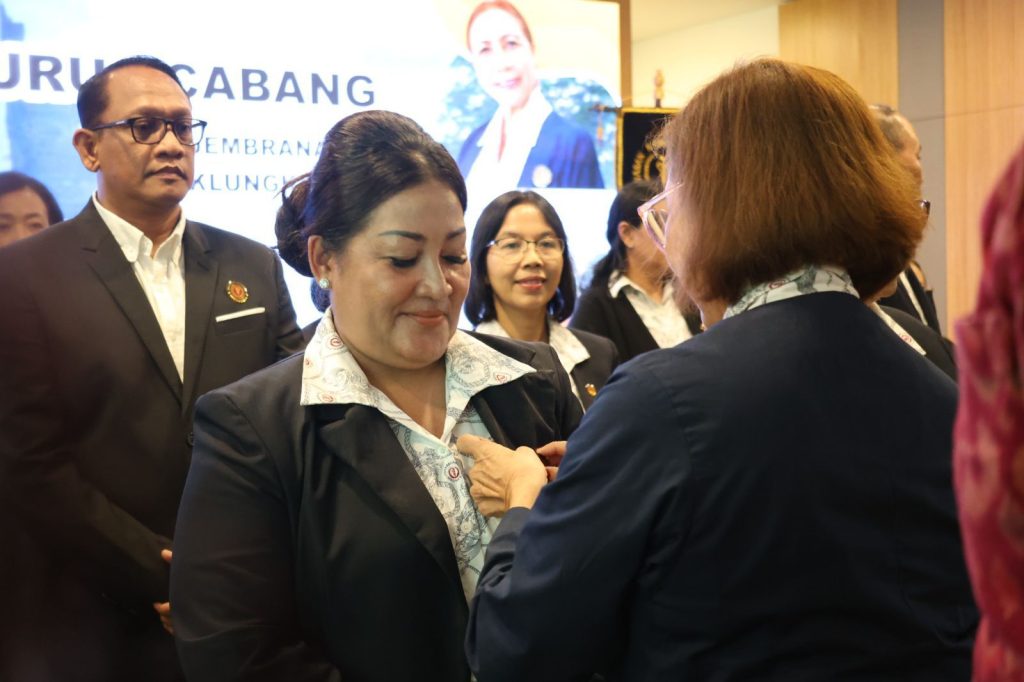 Ny. Suwandewi Eddy Mulya saat dilantik menjadi Ketua Pengurus Yayasan Kanker Indonesia (YKI) Cabang Koordinator Bali Kota Denpasar masa bhakti 2026-2031 yang dilaksanakan di Bali International Hospital, Sanur pada Kamis (30/1).