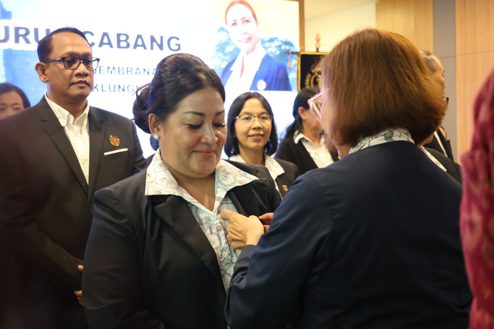 Ny. Suwandewi Eddy Mulya saat dilantik menjadi Ketua Pengurus Yayasan Kanker Indonesia (YKI) Cabang Koordinator Bali Kota Denpasar masa bhakti 2026-2031 yang dilaksanakan di Bali International Hospital, Sanur pada Kamis (30/1).