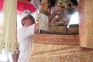 Wali Kota Denpasar, I Gusti Ngurah Jaya Negara menghadiri rangkaian karya Pemelaspasan dan Mendem Pedagingan Bale Kulkul serta panyengker di Banjar Panti Gede, Desa Pemecutan Kaja, Denpasar, bertepatan dengan rahina Purnama Sasih Jyestha, Jumat (1/5).