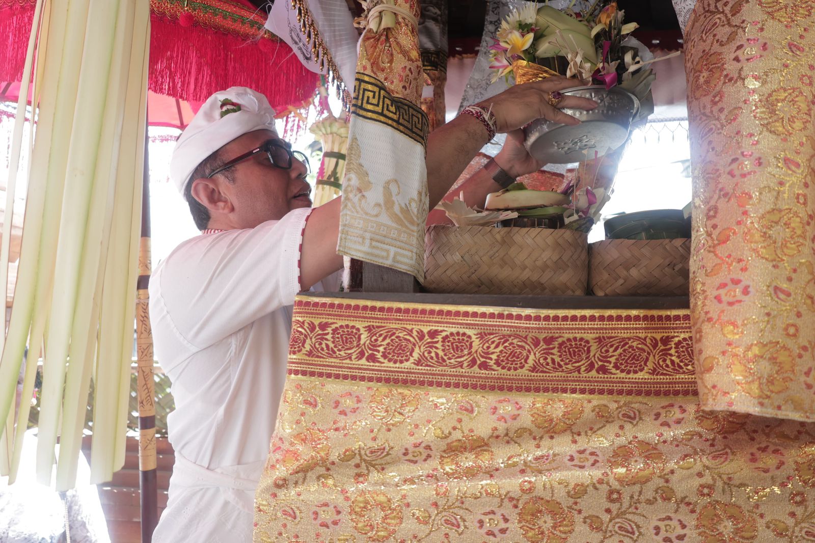 Wali Kota Denpasar, I Gusti Ngurah Jaya Negara menghadiri rangkaian karya Pemelaspasan dan Mendem Pedagingan Bale Kulkul serta panyengker di Banjar Panti Gede, Desa Pemecutan Kaja, Denpasar, bertepatan dengan rahina Purnama Sasih Jyestha, Jumat (1/5).