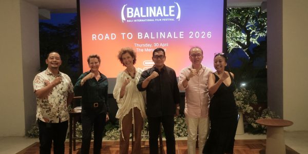 Sekda Eddy Mulya didampingi Kepala Bidang Pengembangan Sumber Daya Pariwisata dan Ekonomi Kreatif pada Dinas Pariwisata Kota Denpasar, Anak Agung Ngurah Mahendra Putra, saat menghadiri Road To Balinale 2026, di Bali Beach Garden Terrace, The Meru Sanur, Kamis (30/4).