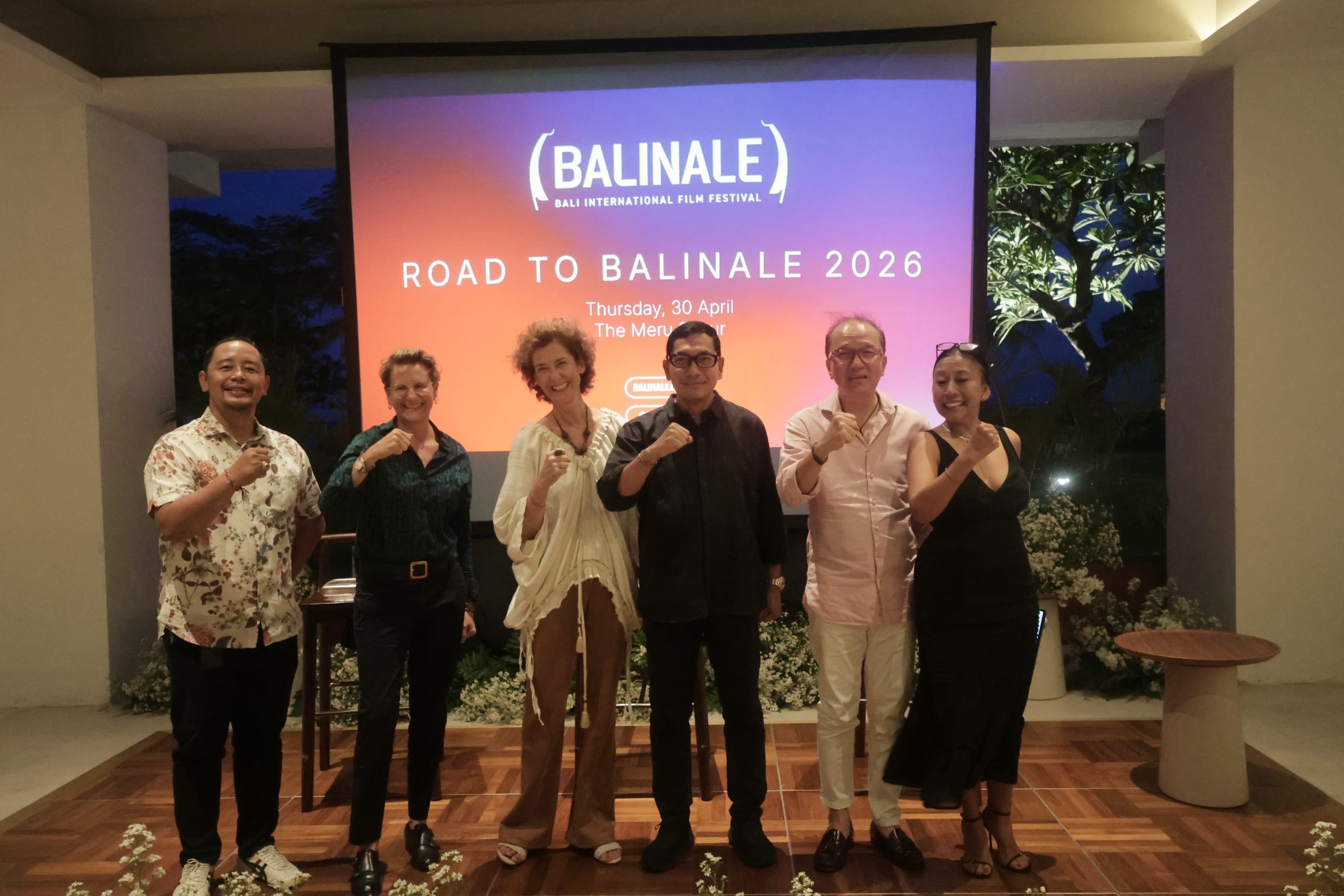 Sekda Eddy Mulya didampingi Kepala Bidang Pengembangan Sumber Daya Pariwisata dan Ekonomi Kreatif pada Dinas Pariwisata Kota Denpasar, Anak Agung Ngurah Mahendra Putra, saat menghadiri Road To Balinale 2026, di Bali Beach Garden Terrace, The Meru Sanur, Kamis (30/4).