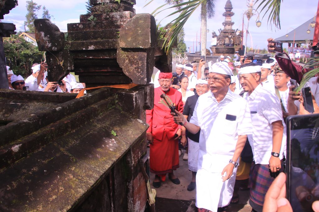 Gubernur Bali Wayan Koster (pegang palu) saat memulai Restorasi Pura Besakih.