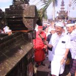 Gubernur Bali Wayan Koster (pegang palu) saat memulai Restorasi Pura Besakih.
