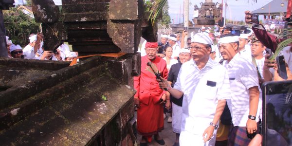 Gubernur Bali Wayan Koster (pegang palu) saat memulai Restorasi Pura Besakih.