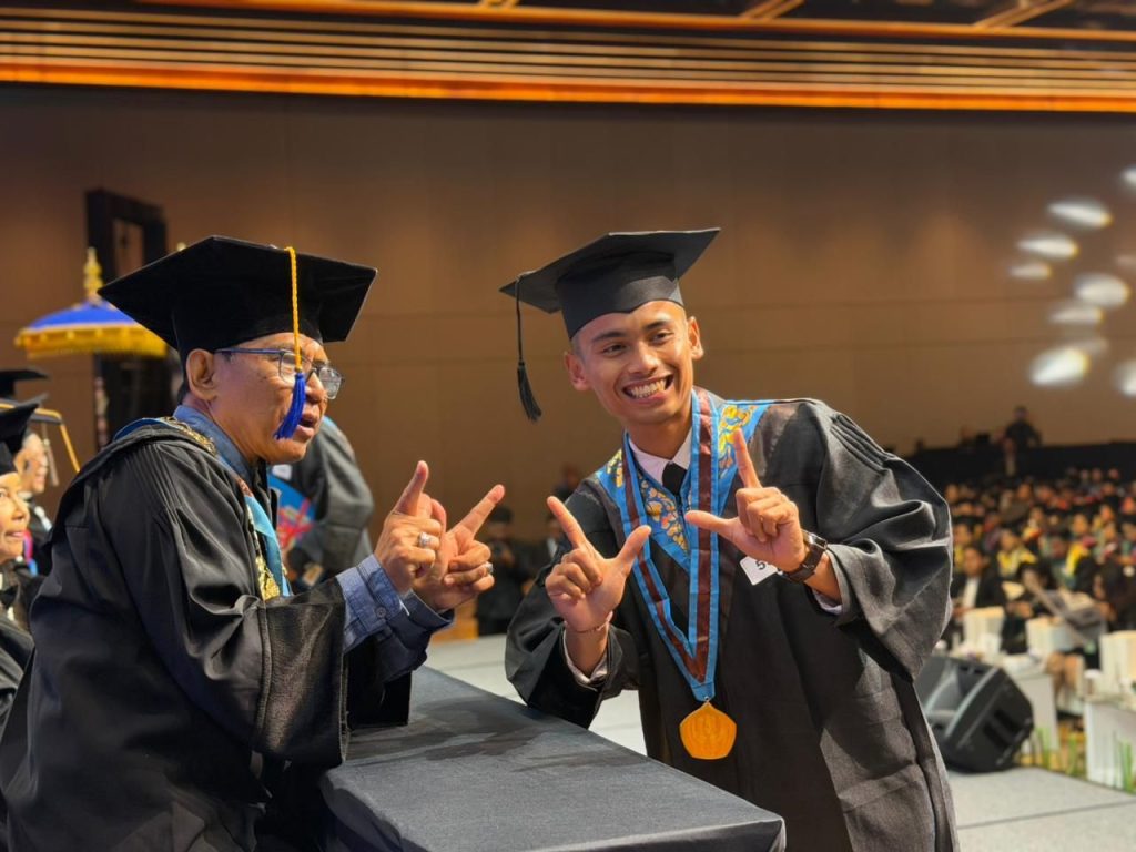 Wisuda ke-80 Universitas Warmadewa di The Meru Sanur, Sabtu (2/5).